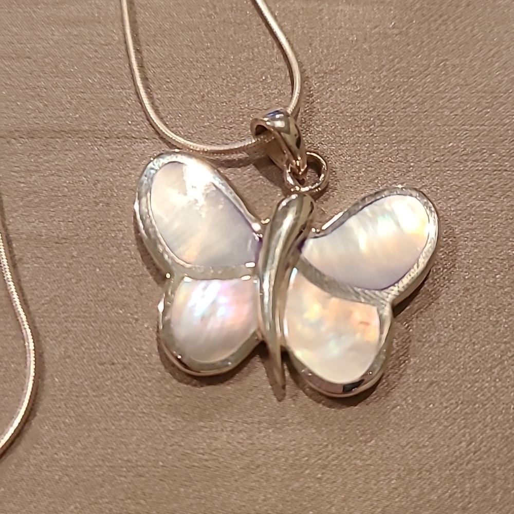 Mother of pearl butterfly sterling silver necklace - Picture 5 of 5